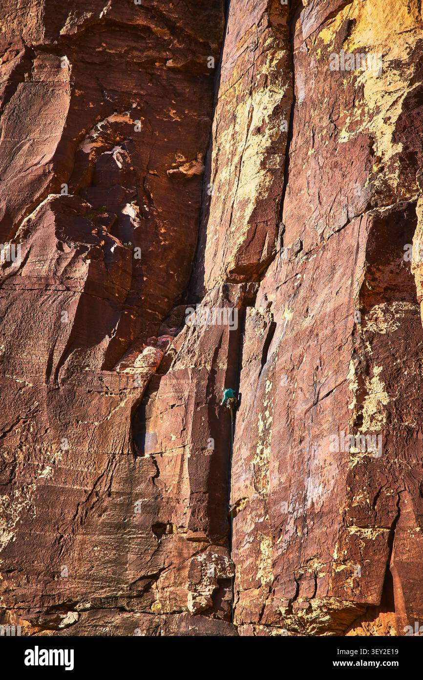 Grimpeur de roche ascension de Red Rock Cliff dans Nevada aventure en plein air Banque D'Images