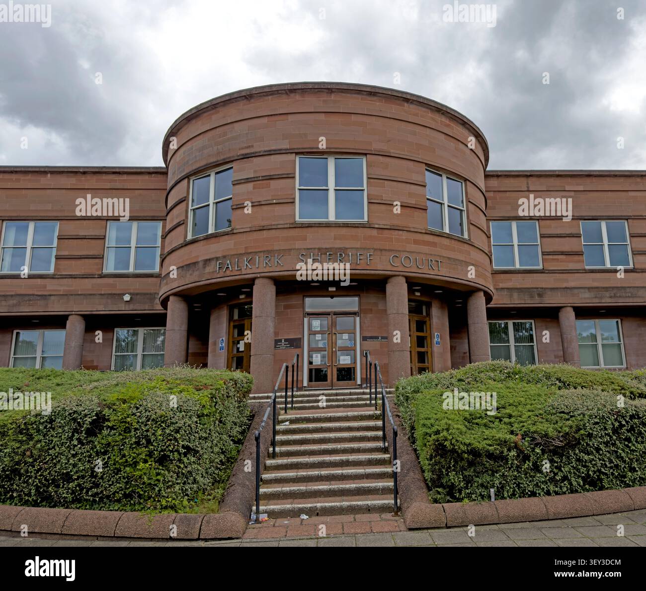 Tribunal de sheriff et tribunal de paix de Falkirk, rue principale, Camelon, Falkirk, Écosse, avec son entrée en grès rouge incurvée Banque D'Images