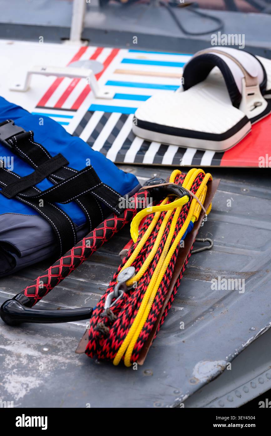 Wakeboard, gilet de sauvetage, corde de remorquage et planche colorée agencée pour les sports nautiques actifs Banque D'Images