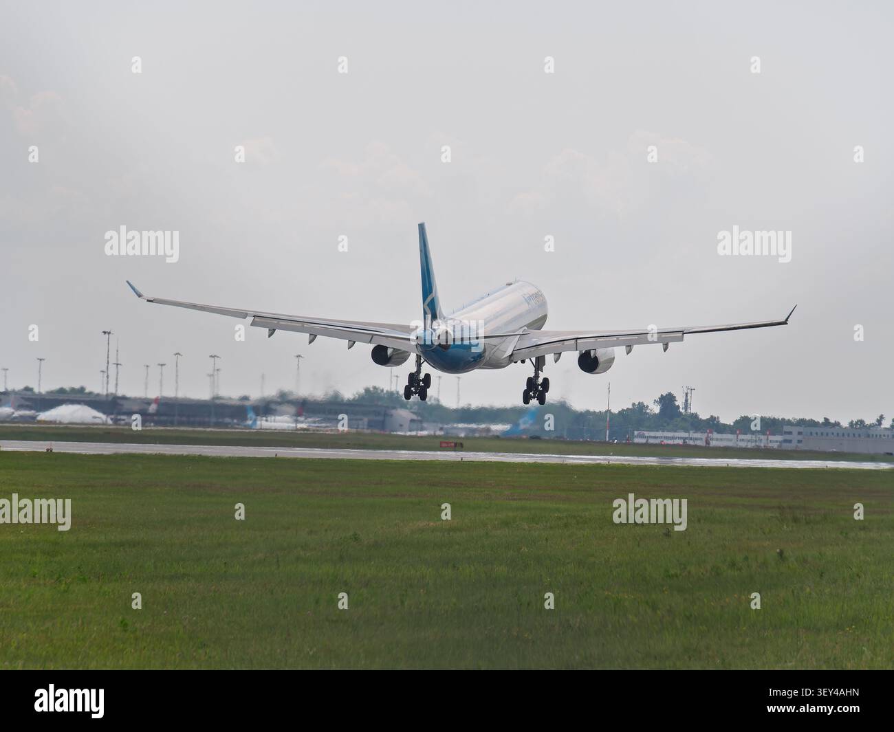 Air Transat, Airbus A330-243 atterrissant à l'aéroport international Montréal-Trudeau Banque D'Images