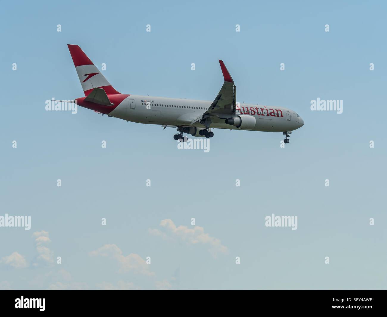 Boeing 767 d'Austrian Airlines descendant à l'aéroport international Montréal-Trudeau Banque D'Images