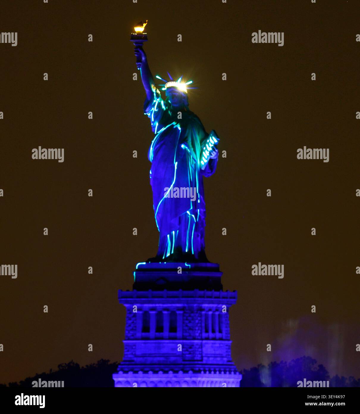Red Hook, États-Unis. 01 juillet 2026. Un spectacle de lumière est affiché sur la Statue de la liberté célébrant le 4 juillet et le 250e anniversaire des États-Unis le mercredi 1er juillet 2026 à New York. Photo de John Angelillo/UPI crédit : UPI/Alamy Live News Banque D'Images