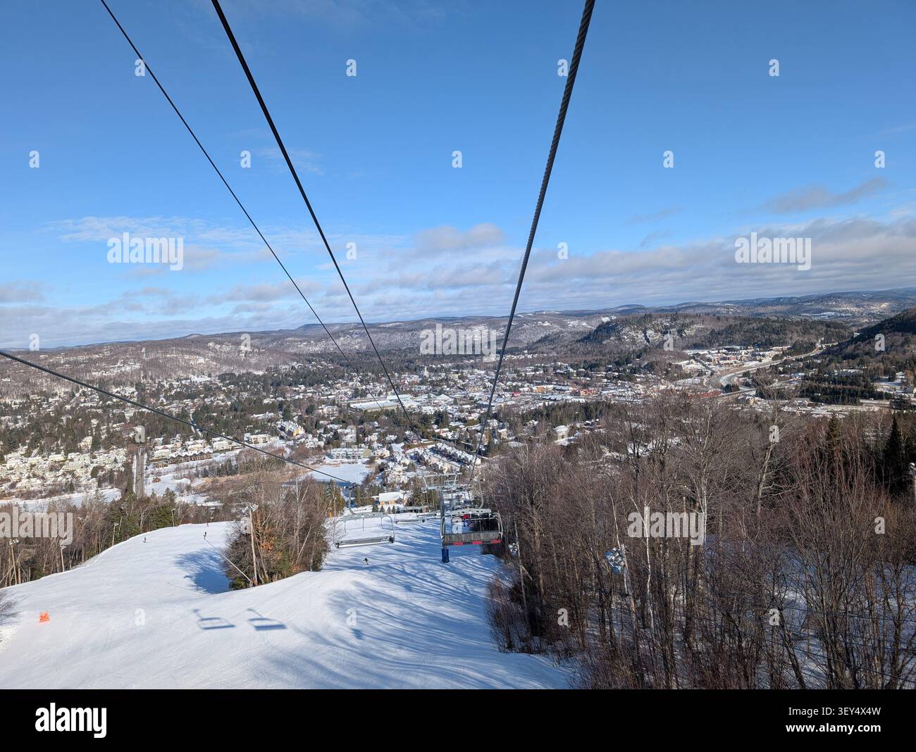 Ski en hiver - télécabine et pistes de ski pour le ski et le snowboard entre les arbres par jour glacial avec de belles vues à Mont-Tremblant - Image de stock capturée avec un smartphone