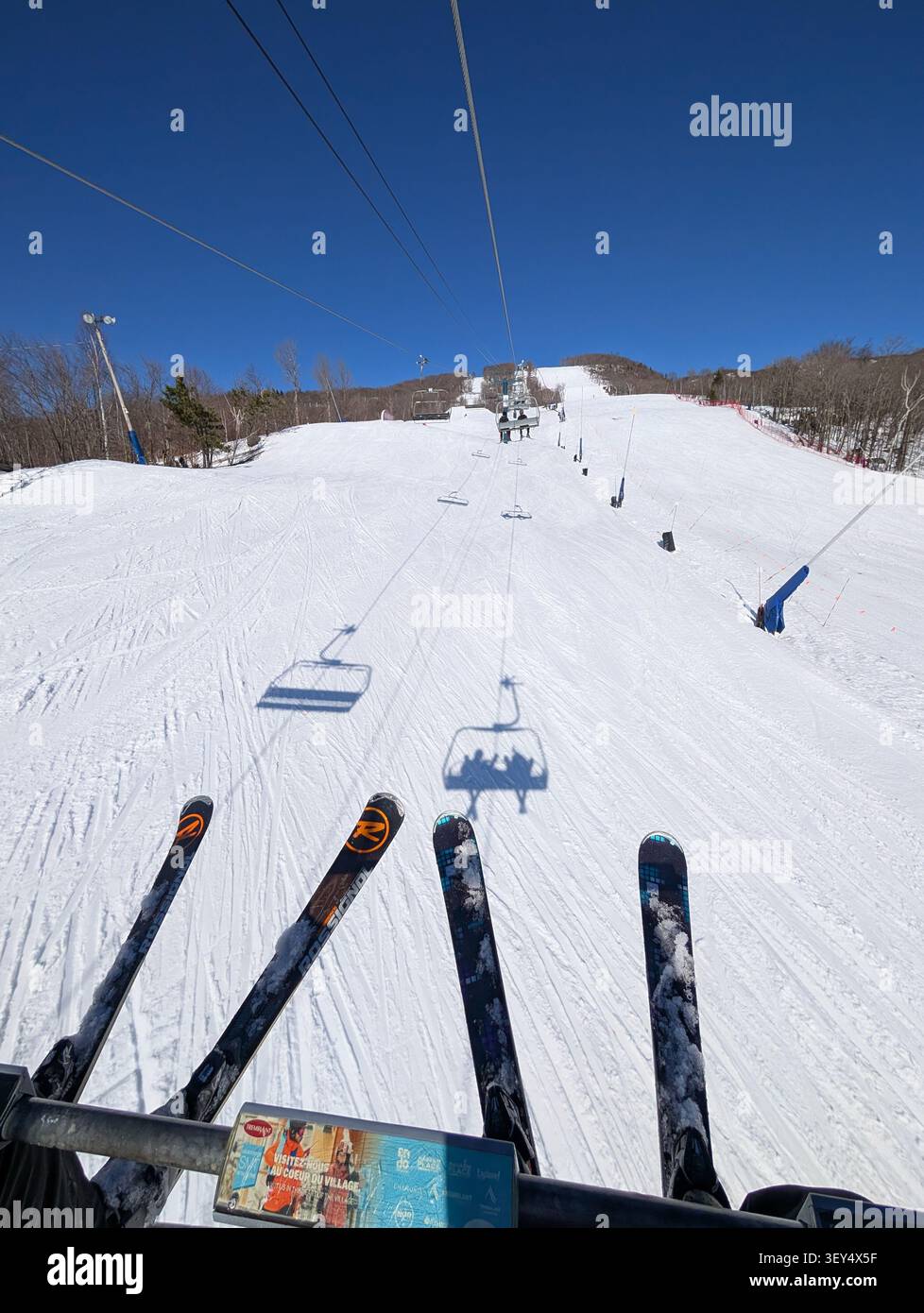 Ski en hiver - télécabine et pistes de ski pour le ski et le snowboard entre les arbres par jour glacial avec de belles vues à Mont-Tremblant - Image de stock capturée avec un smartphone