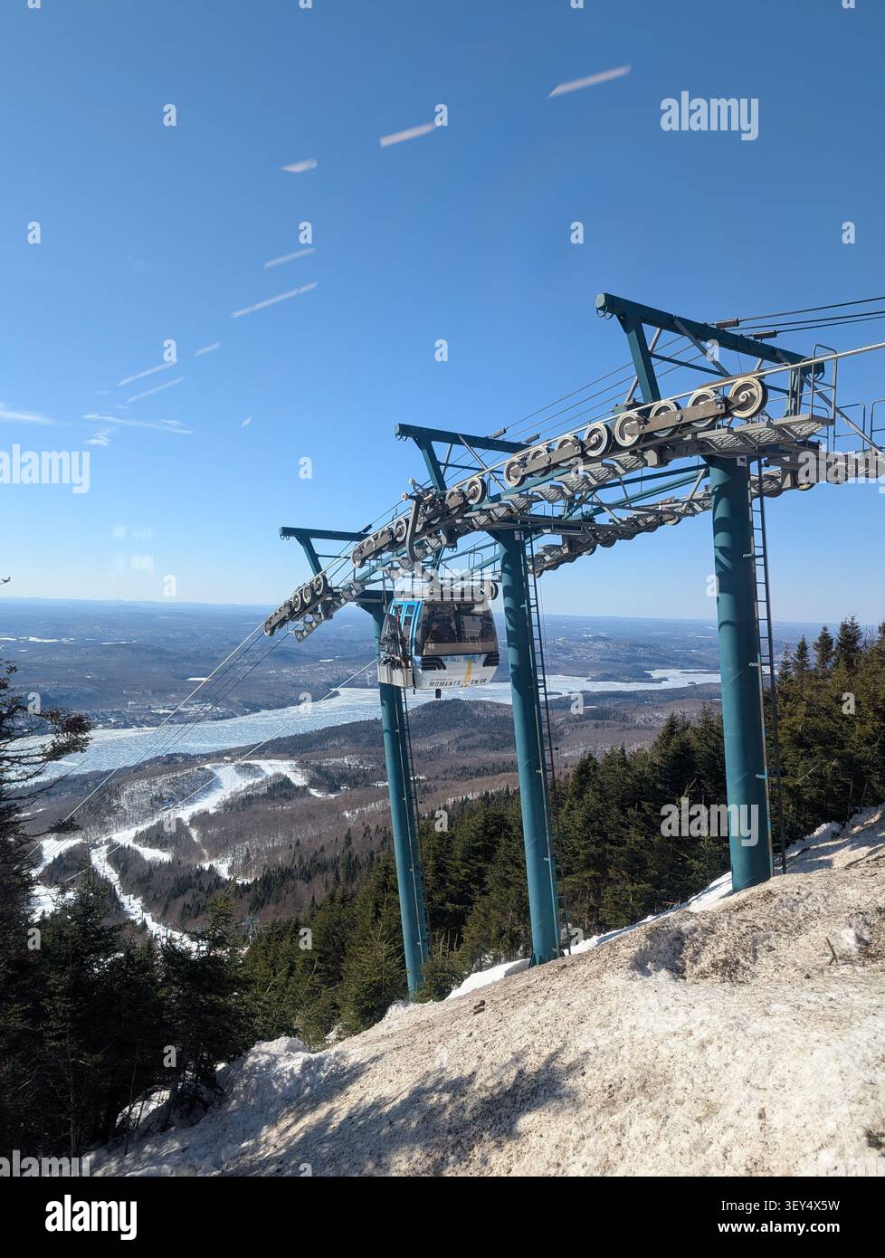 Ski en hiver - télécabine et pistes de ski pour le ski et le snowboard entre les arbres par jour glacial avec de belles vues à Mont-Tremblant - Image de stock capturée avec un smartphone