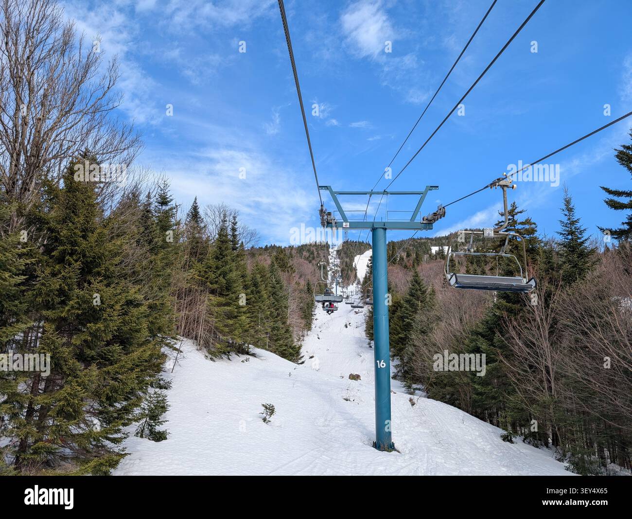 Ski en hiver - télécabine et pistes de ski pour le ski et le snowboard entre les arbres par jour glacial avec de belles vues à Mont-Tremblant - Image de stock capturée avec un smartphone