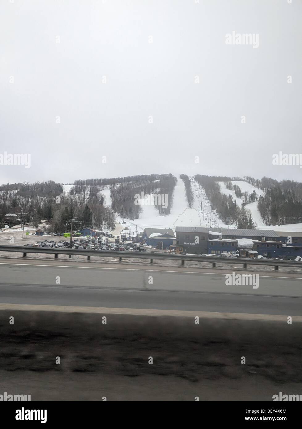 Ski en hiver - télécabine et pistes de ski pour le ski et le snowboard entre les arbres par jour glacial avec de belles vues à Mont-Tremblant - Image de stock capturée avec un smartphone