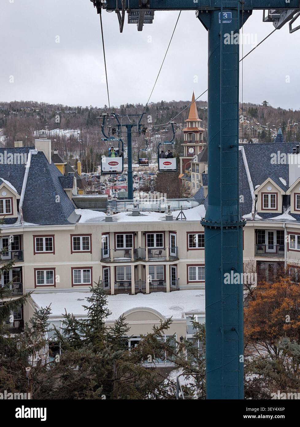 Ski en hiver - télécabine et pistes de ski pour le ski et le snowboard entre les arbres par jour glacial avec de belles vues à Mont-Tremblant - Image de stock capturée avec un smartphone