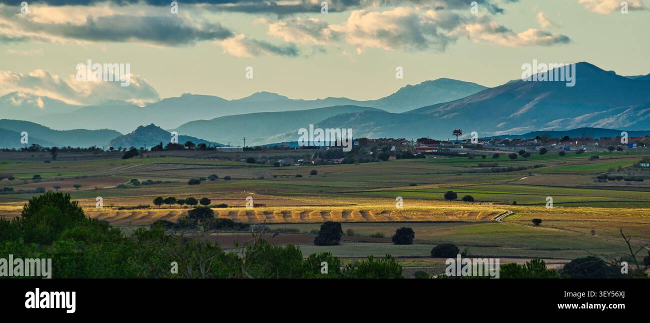 Paysage rural avec des champs agricoles et la Sierra de Guadarrama près de Navalcarnero, Madrid, Espagne. Banque D'Images