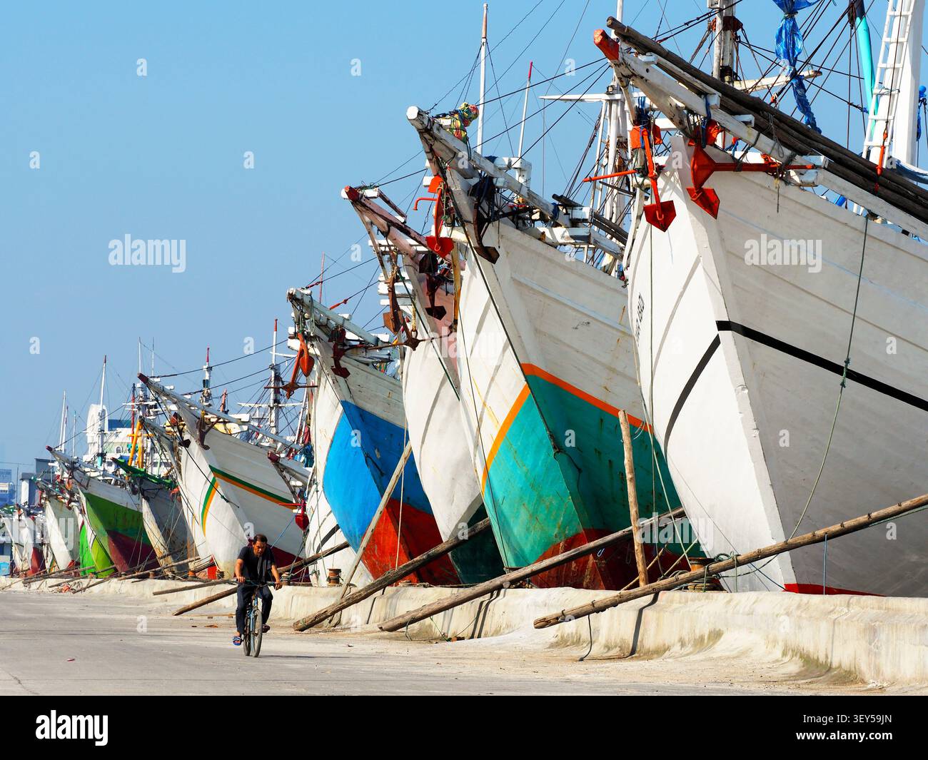 Les navires de fret traditionnels Phinisi amarrés au port de Sunda Kelapa, Jakarta, servant à transporter des marchandises de base et des nécessités quotidiennes vers l'île éloignée Banque D'Images