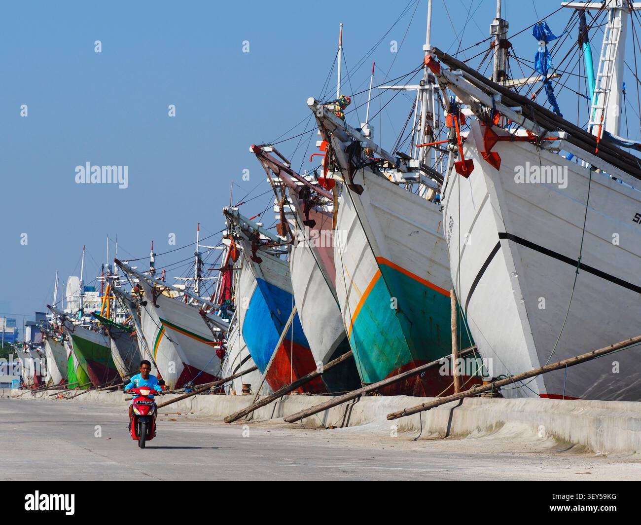 Les navires de fret traditionnels Phinisi amarrés au port de Sunda Kelapa, Jakarta, servant à transporter des marchandises de base et des nécessités quotidiennes vers l'île éloignée Banque D'Images