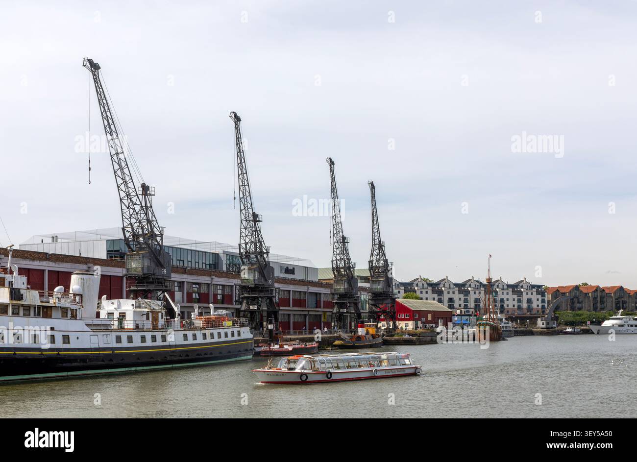 Vintage Stothert et Pitt grues quayside de Prince's Wharf, Floating Harbour, M Shed Museum, Bristol, Angleterre, ROYAUME-UNI Banque D'Images
