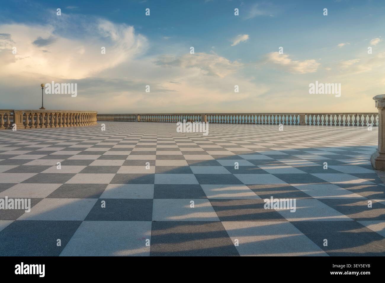 Vue sur l'historique Terrazza Mascagni avec son pavé emblématique en damier noir et blanc et sa balustrade en pierre au coucher du soleil. Livourne, Toscane, Italie Banque D'Images