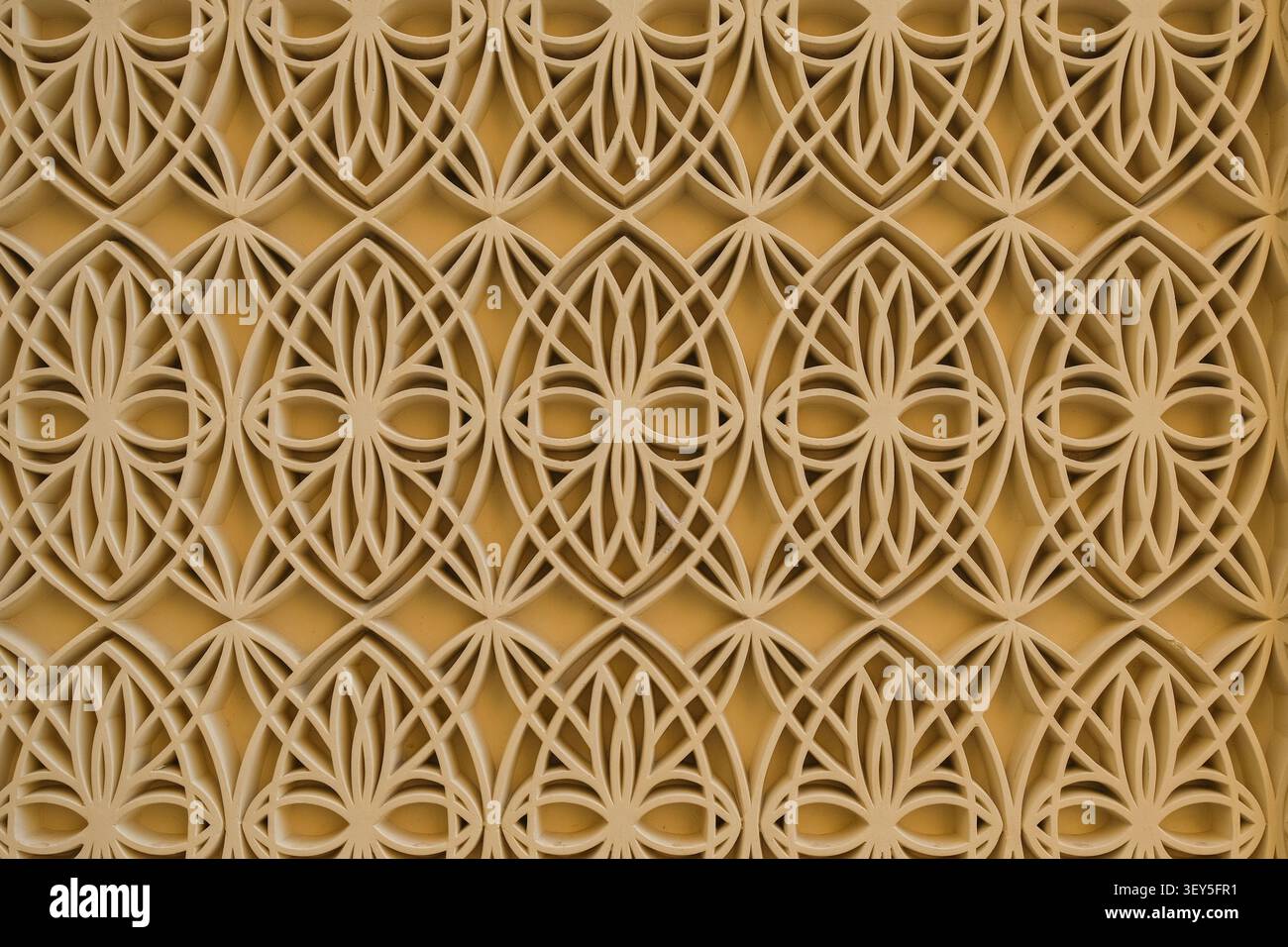 Gros plan d'élégant motif arabesque géométrique sur panneau mural architectural décoratif. Ornement d'inspiration islamique pour les arrière-plans Banque D'Images