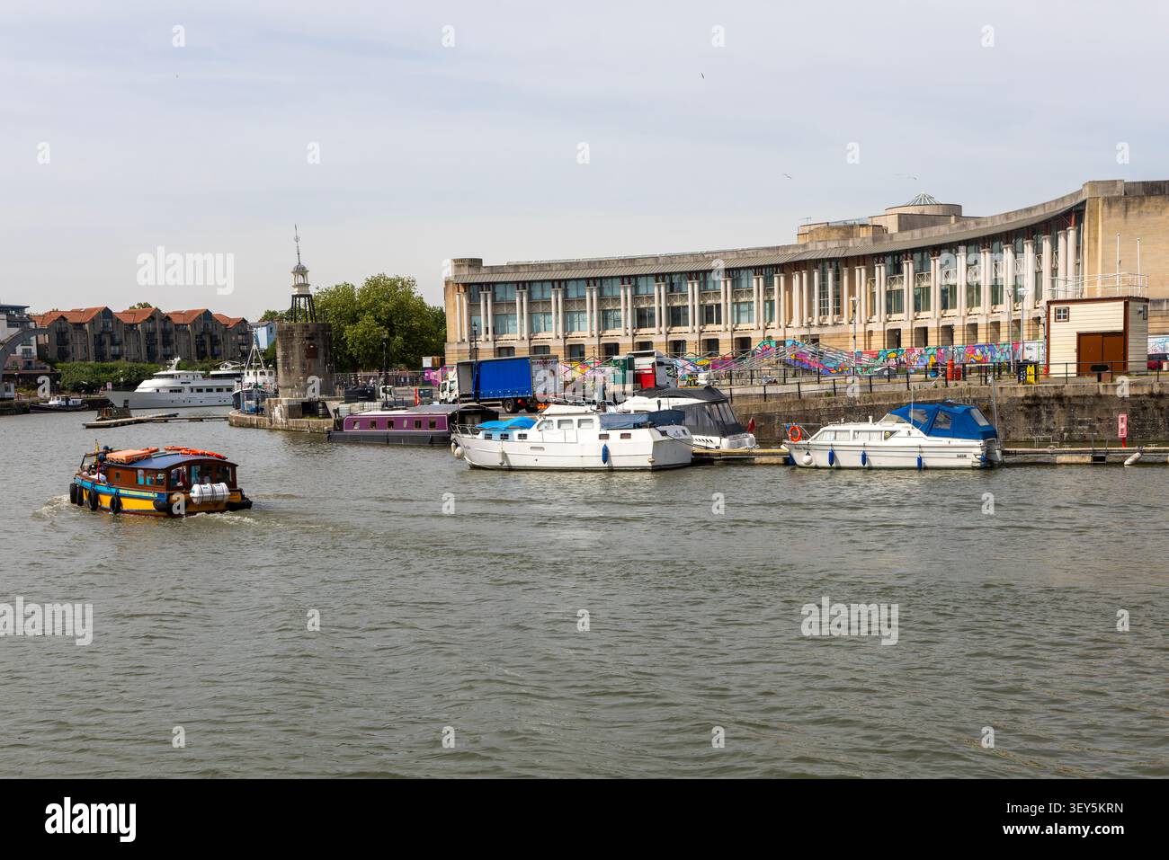 Bateau-bus-taxi passant devant Canons House, ancien siège de Lloyds Banking Group, Bristol, Angleterre, Royaume-Uni Banque D'Images