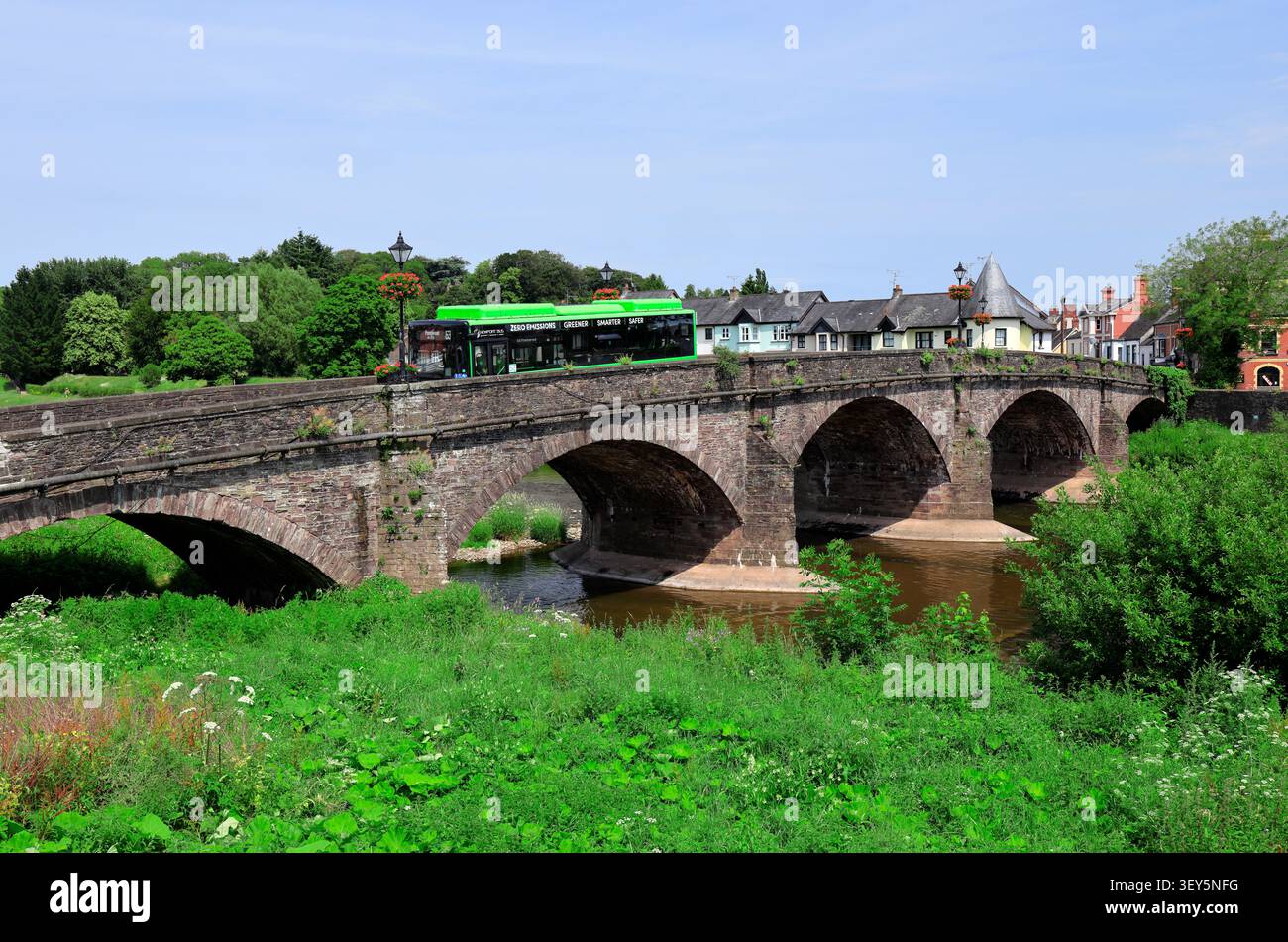 USK Bridge, River Usk et Newport transport bus, Usk, Monmouthshire, pays de Galles du Sud. Banque D'Images