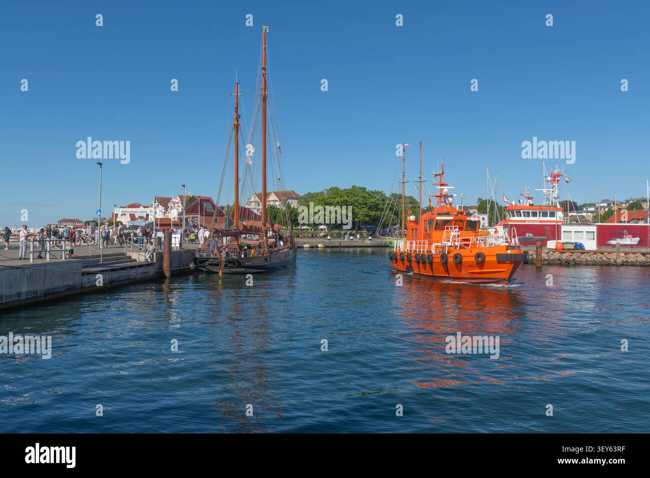 Port avec canot de sauvetage et historique à deux maîtres, station balnéaire Laboe, comté de Plön, Schleswig-Holsein, Allemagne du Nord, Banque D'Images