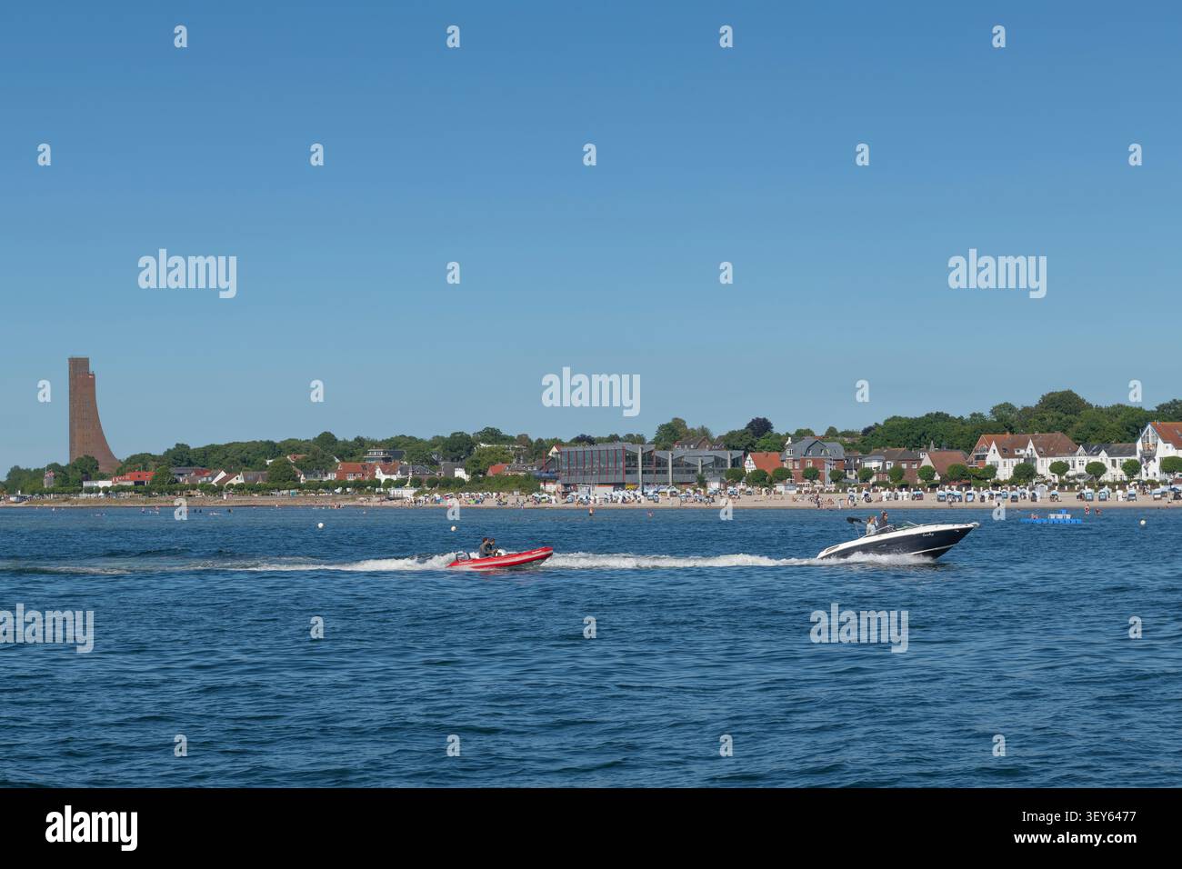 Mémorial marin avec tour d'observation, deux bateaux à moteur passant devant la station balnéaire de Laboe, comté de Plön, Schleswig-Holsein, Allemagne du Nord, Banque D'Images