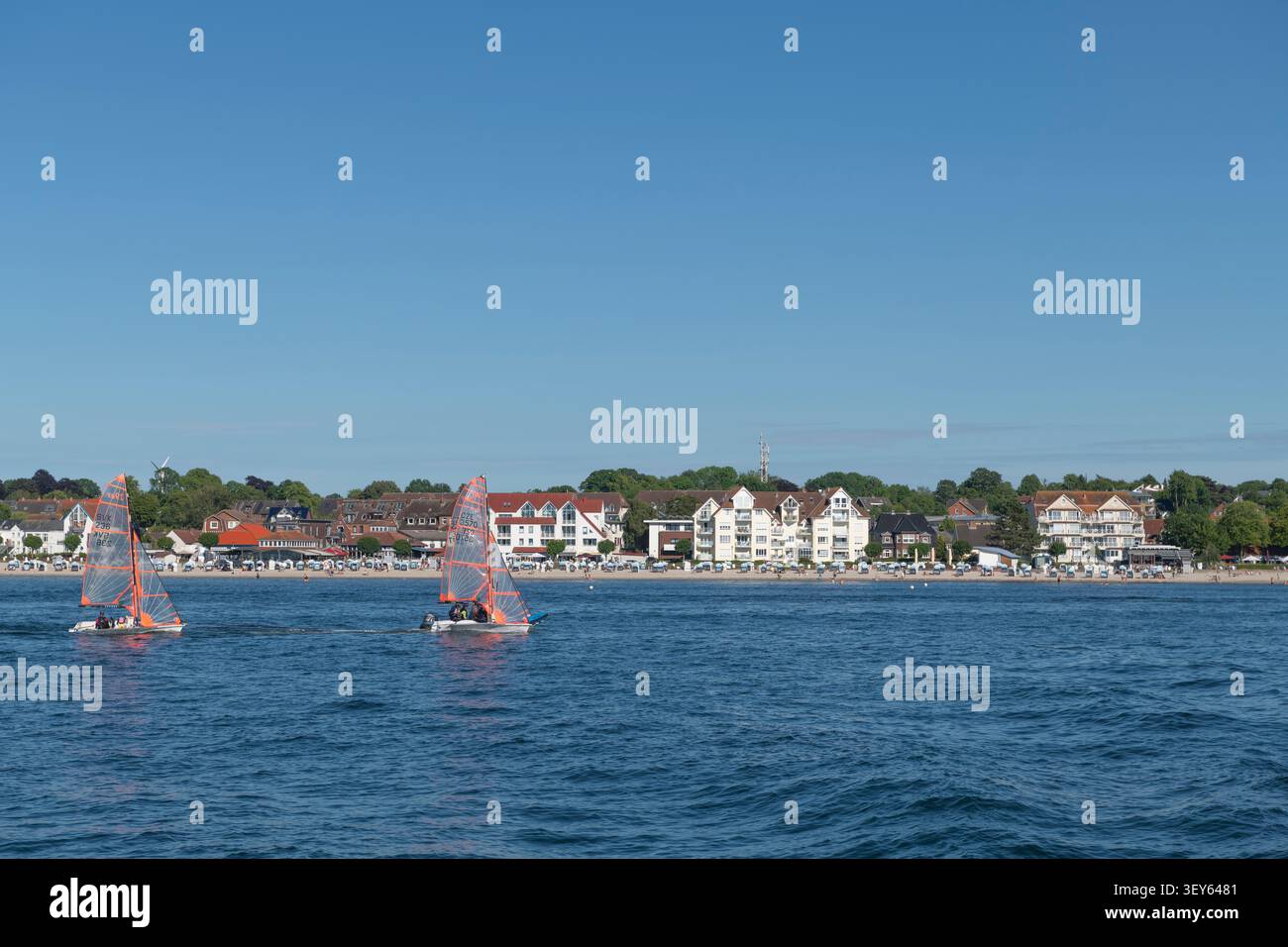 Voiliers passant par la station balnéaire de Laboe, comté de Plön, Schleswig-Holsein, Allemagne du Nord, Banque D'Images