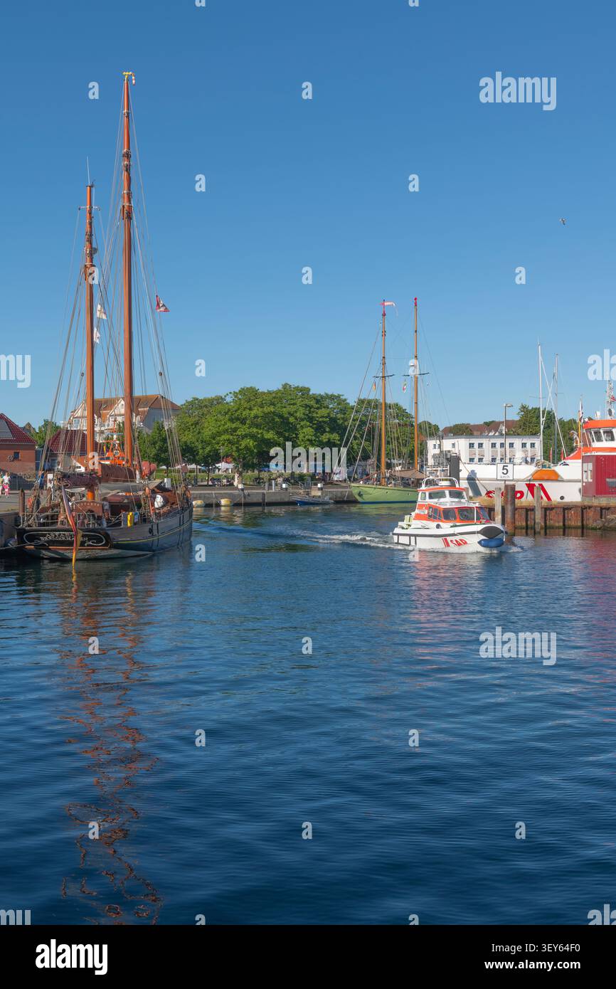 Port avec canot de sauvetage et historique à deux maîtres, station balnéaire Laboe, comté de Plön, Schleswig-Holsein, Allemagne du Nord, Banque D'Images