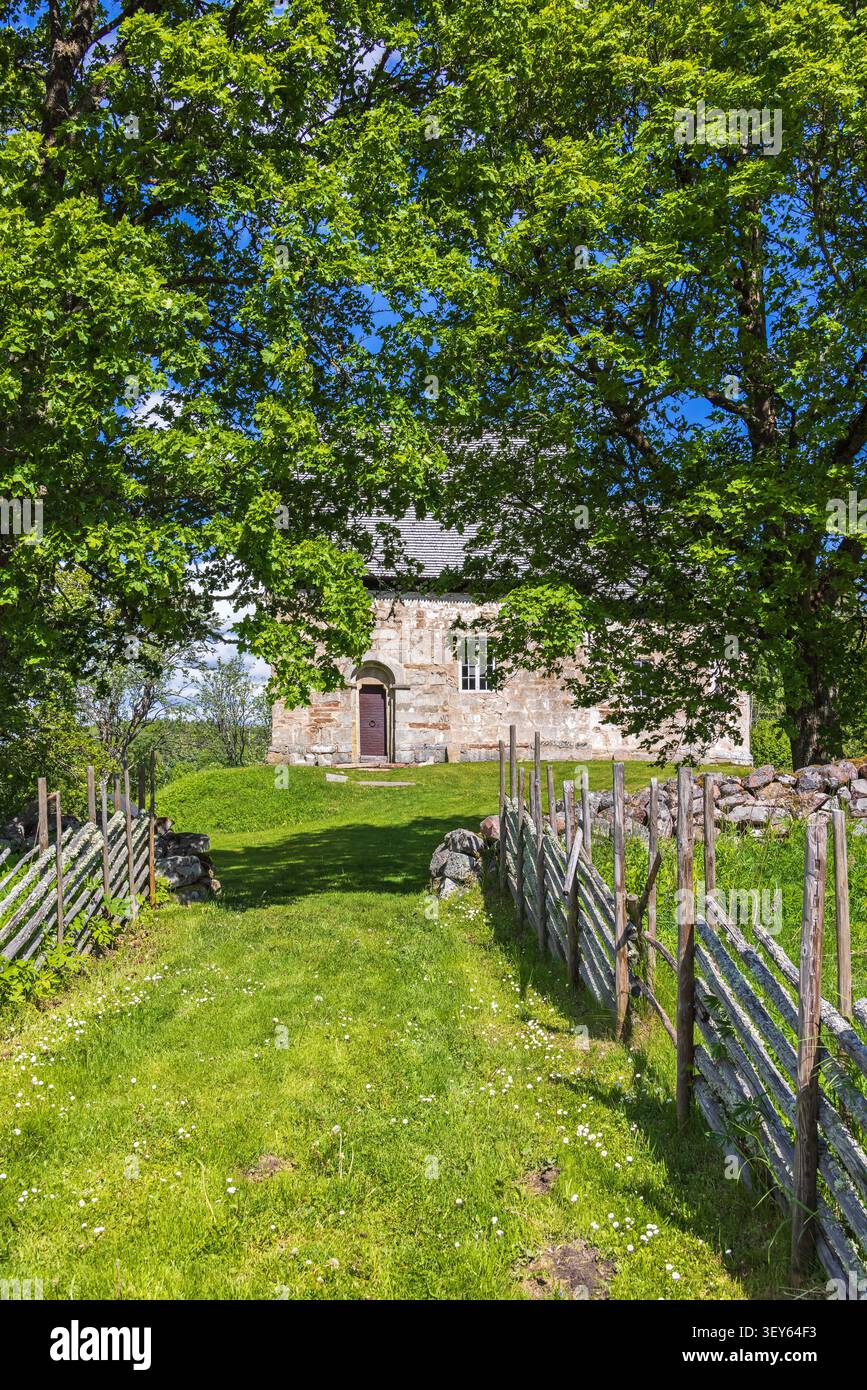 Chemin vers l'ancienne église médiévale de Suntak en Suède Banque D'Images