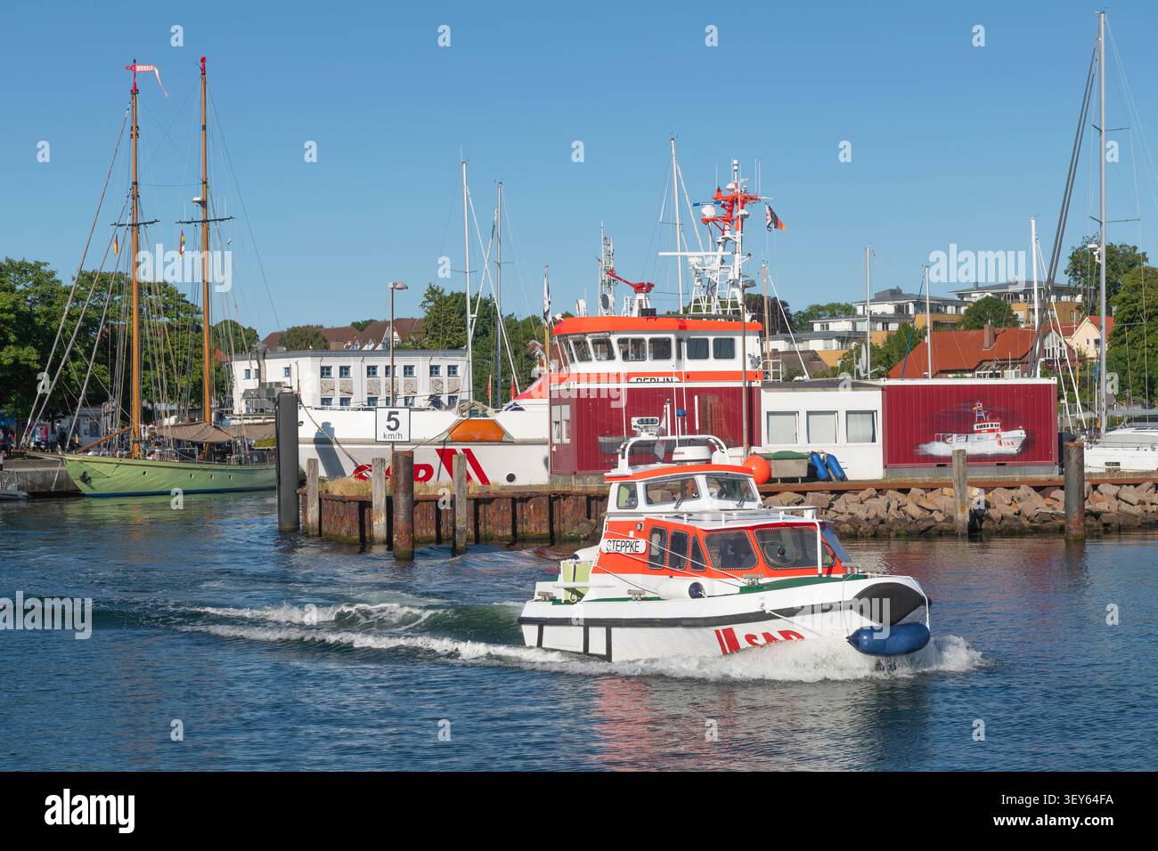 Un navire de sauvetage quittant le port de la station balnéaire de Laboe pour la mer Baltique, comté de Plön, Schleswig-Holsein, Allemagne du Nord, Banque D'Images