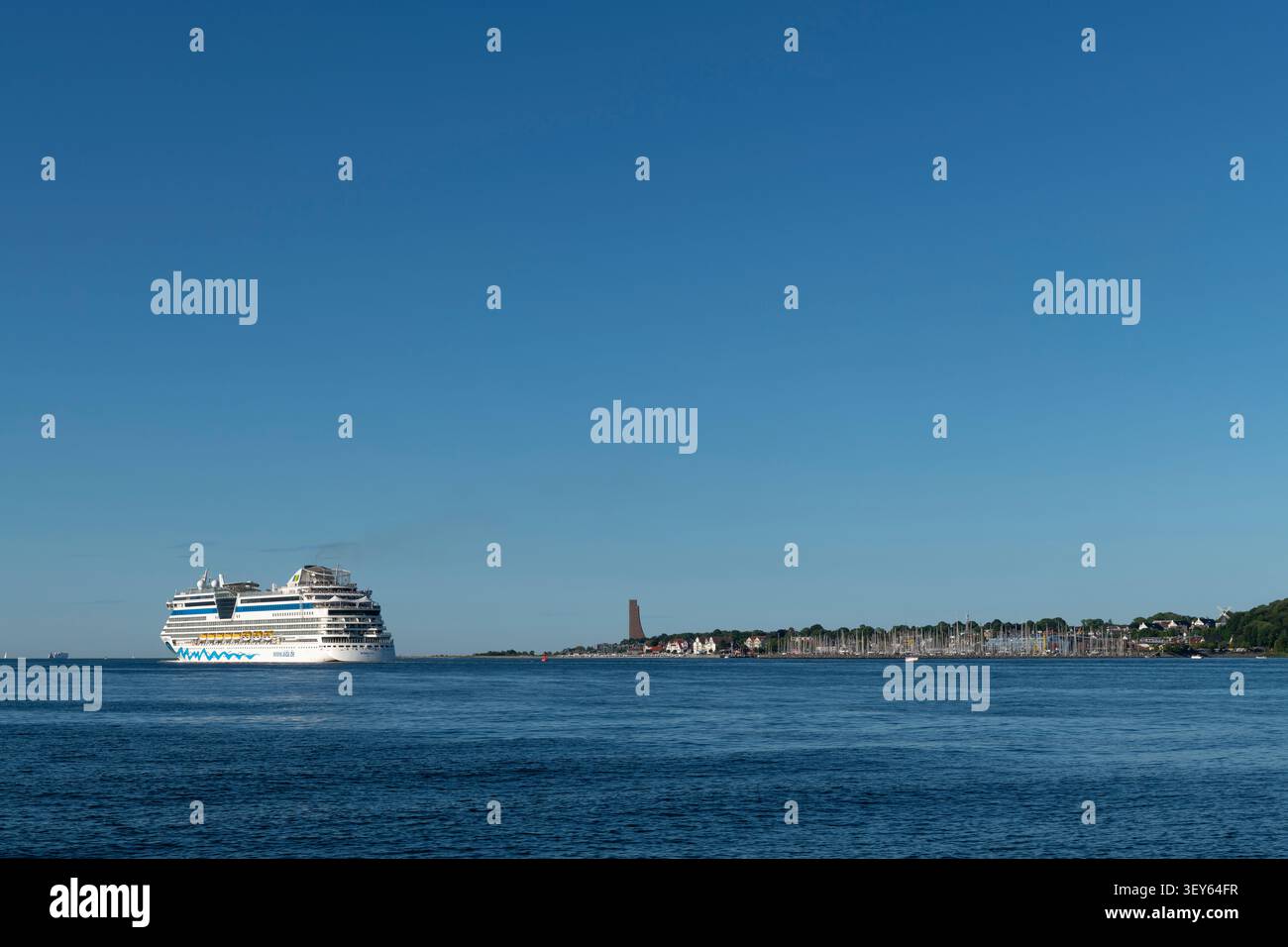 Bateau de croisière passant Ostseebad Laboe entrant dans la station balnéaire Baltic Seaseasde Laboe, comté de Plön, Schleswig-Holsein, Allemagne du Nord, Banque D'Images