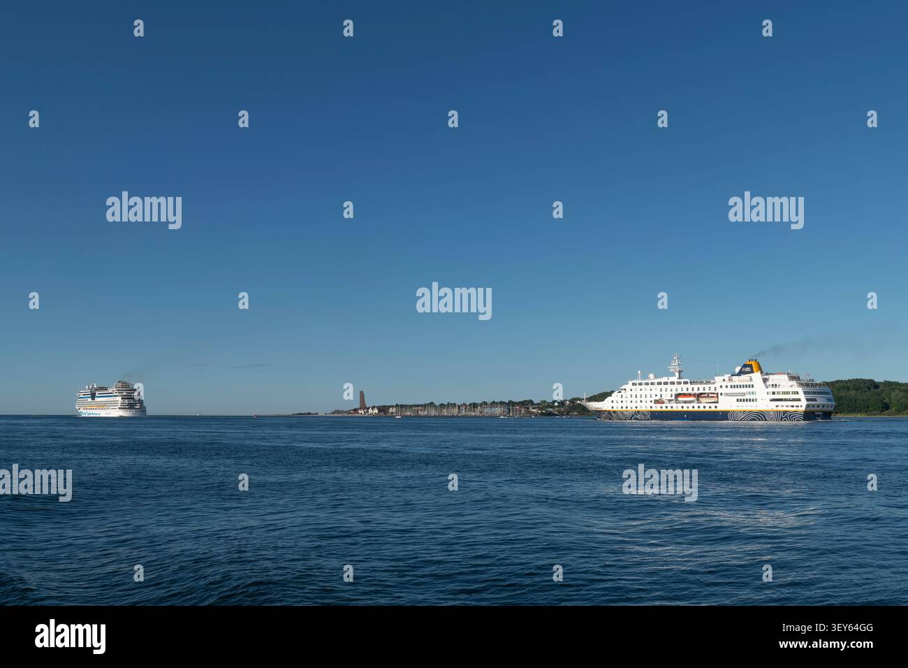Paquebot de croisière passant la station balnéaire Laboe entrant dans la mer Baltique, comté de Plön, Schleswig-Holsein, Allemagne du Nord, Banque D'Images