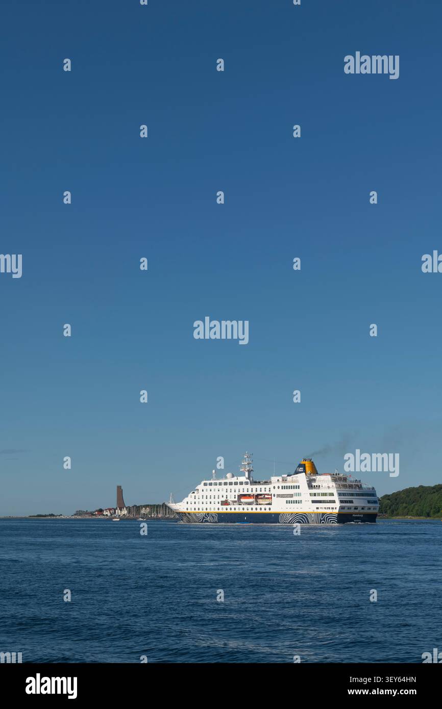 Paquebot de croisière passant la station balnéaire Laboe entrant dans la mer Baltique, comté de Plön, Schleswig-Holsein, Allemagne du Nord, Banque D'Images