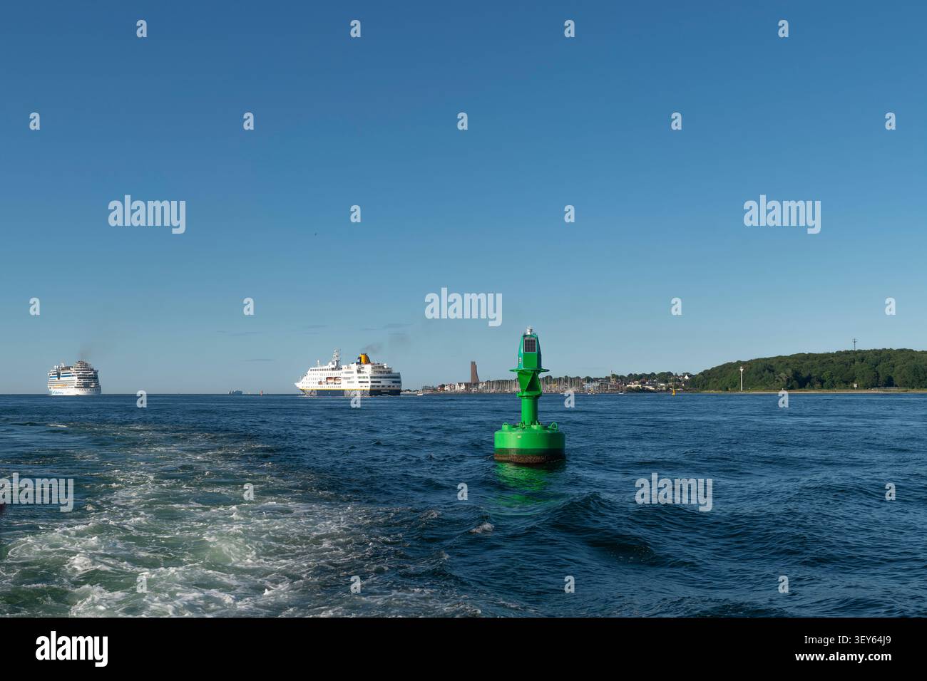 Paquebot de croisière passant la station balnéaire Laboe entrant dans la mer Baltique, comté de Plön, Schleswig-Holsein, Allemagne du Nord, Banque D'Images