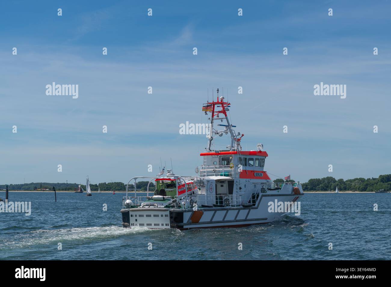 Un navire de sauvetage quittant le port de la station balnéaire de Laboe pour la mer Baltique, comté de Plön, Schleswig-Holsein, Allemagne du Nord, Banque D'Images