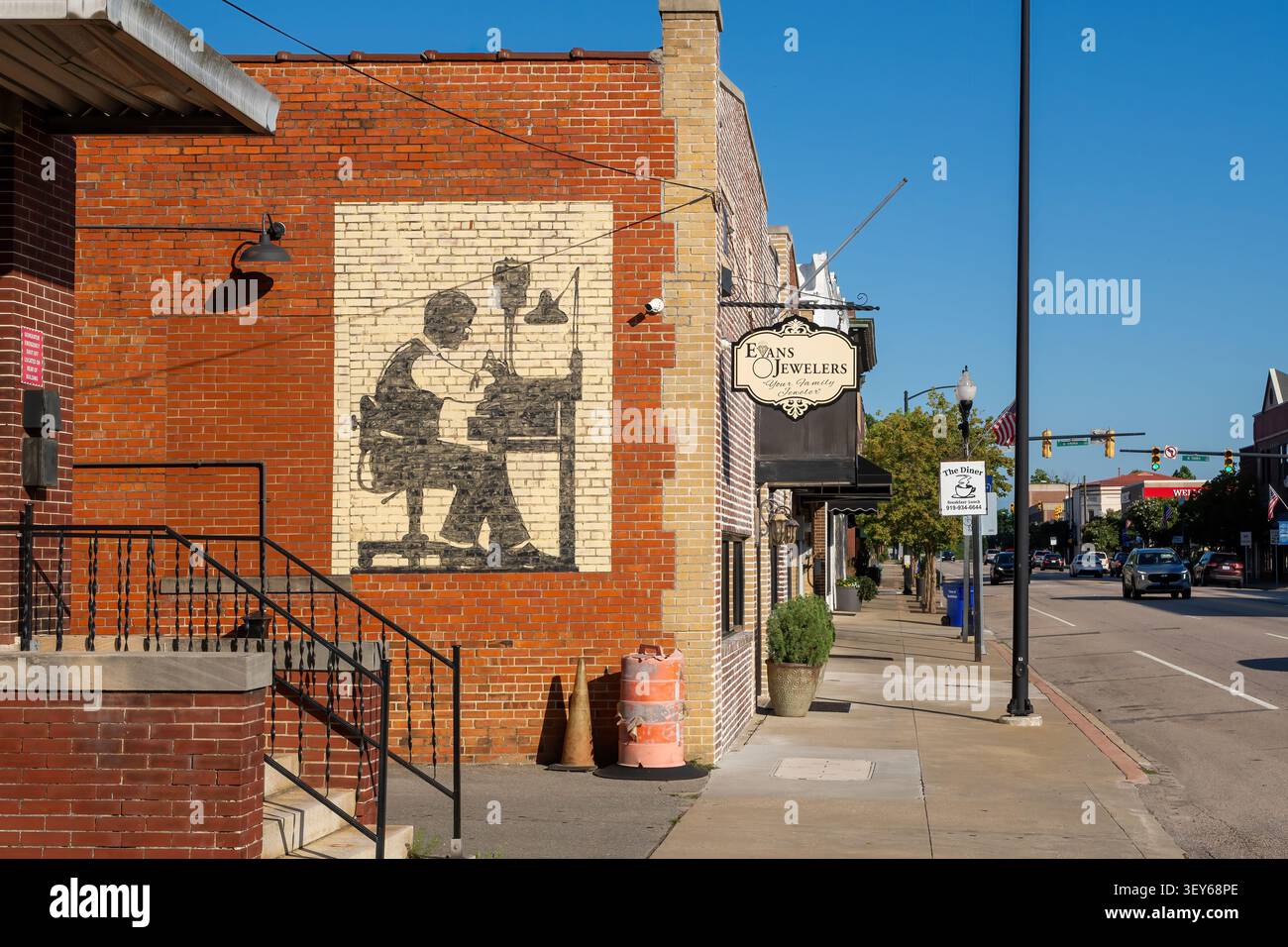 Un bloc commercial historique avec une murale décorative dans le centre-ville de Smithfield, Caroline du Nord. Banque D'Images