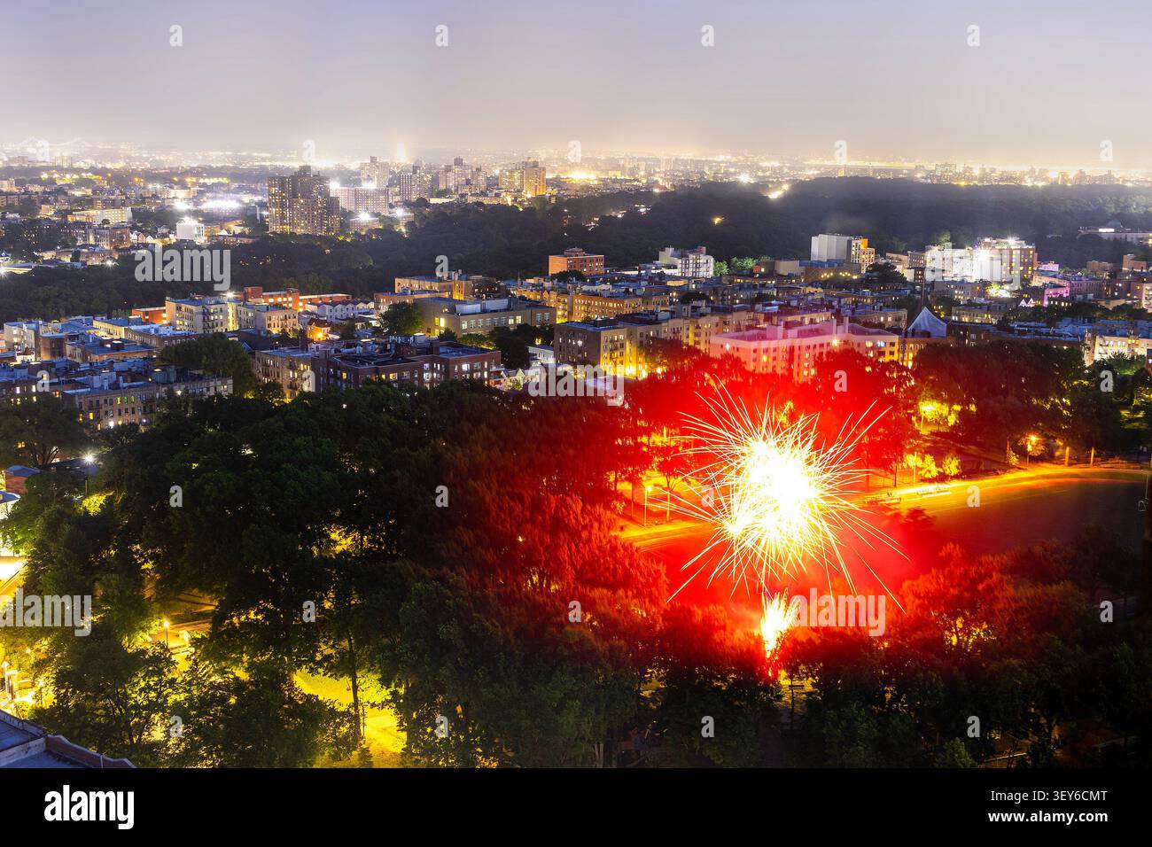Vue aérienne de feux d'artifice illégaux déclenchés dans le Bronx, New York, pour célébrer le jour de l'indépendance américaine le 4 juillet Banque D'Images