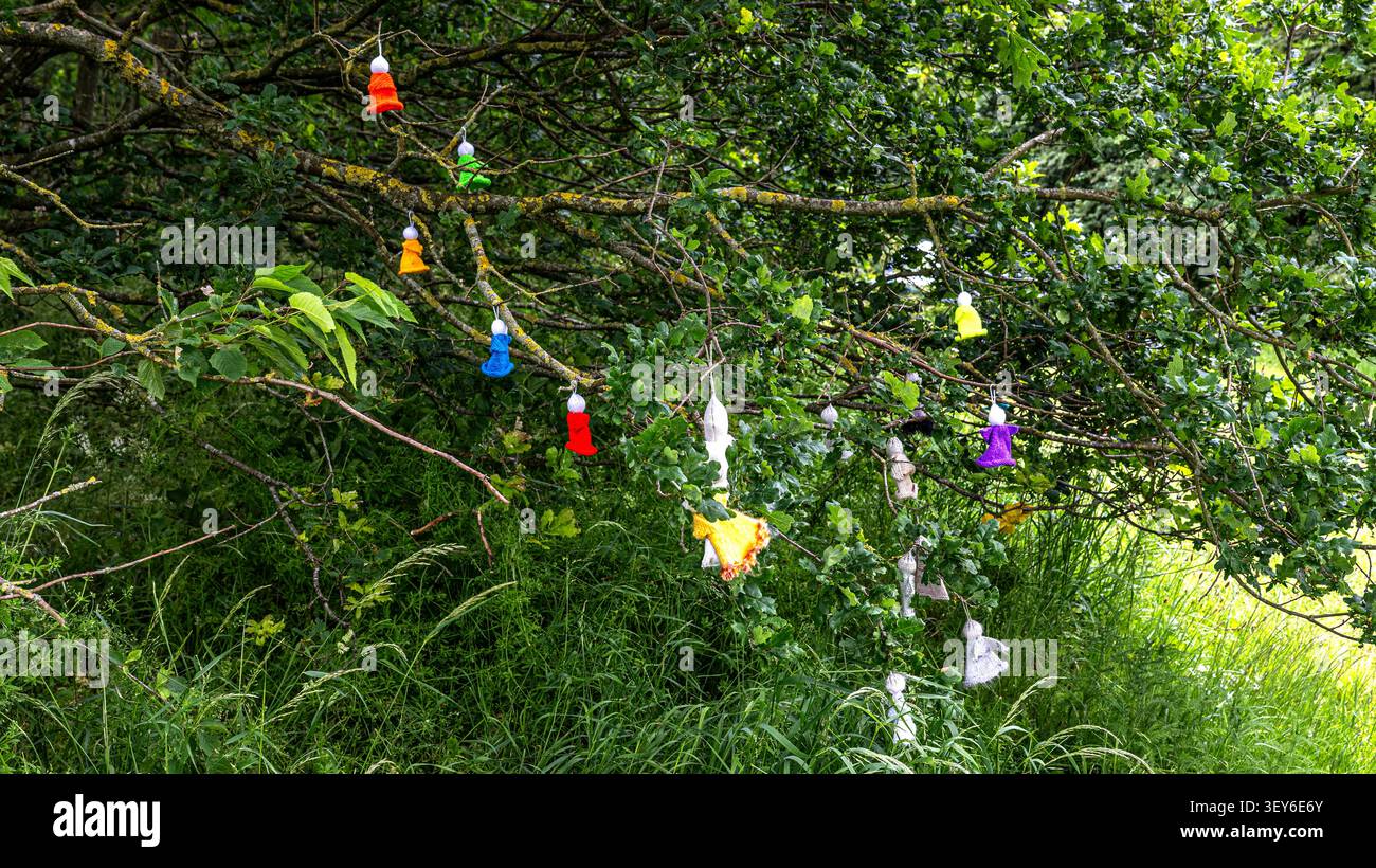 Sanctuaires Makeshist / faits maison sur les arbres , fait en plaçant des objets, des jetons de bonne chance, des symboles de l'amour, des souvenirs, des effets personnels et des souvenirs sur les arbres Banque D'Images