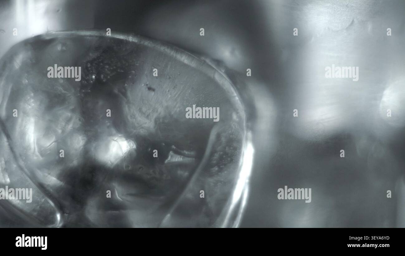 Gros plan de glaçons montrant la texture de l'eau gelée, la surface cristalline froide et les reflets argentés abstraits Banque D'Images