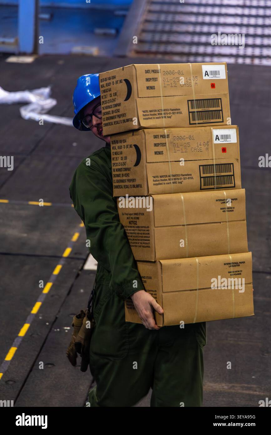 La Guaira, Venezuela. 27 juin 2026. Des marins et des Marines américains chargent des vivres d'urgence dans un engin de débarquement à bord du quai de transport amphibie de classe San Antonio USS Fort Lauderdale en réponse aux deux tremblements de terre massifs du 27 juin 2026 au large des côtes de la Guaira, Venezuela. Plus de 2300 personnes ont été confirmées tuées par les tremblements de terre consécutifs. Crédit : Sgt. Daniel Childs/Marine corps photo/Alamy Live News Banque D'Images