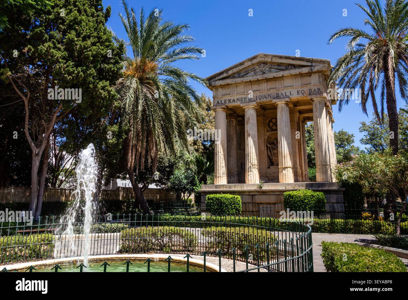 Le monument néoclassique et la fontaine dans les jardins de Lower Barrakka surplombant Grand Harbour, la Valette, Malte Banque D'Images
