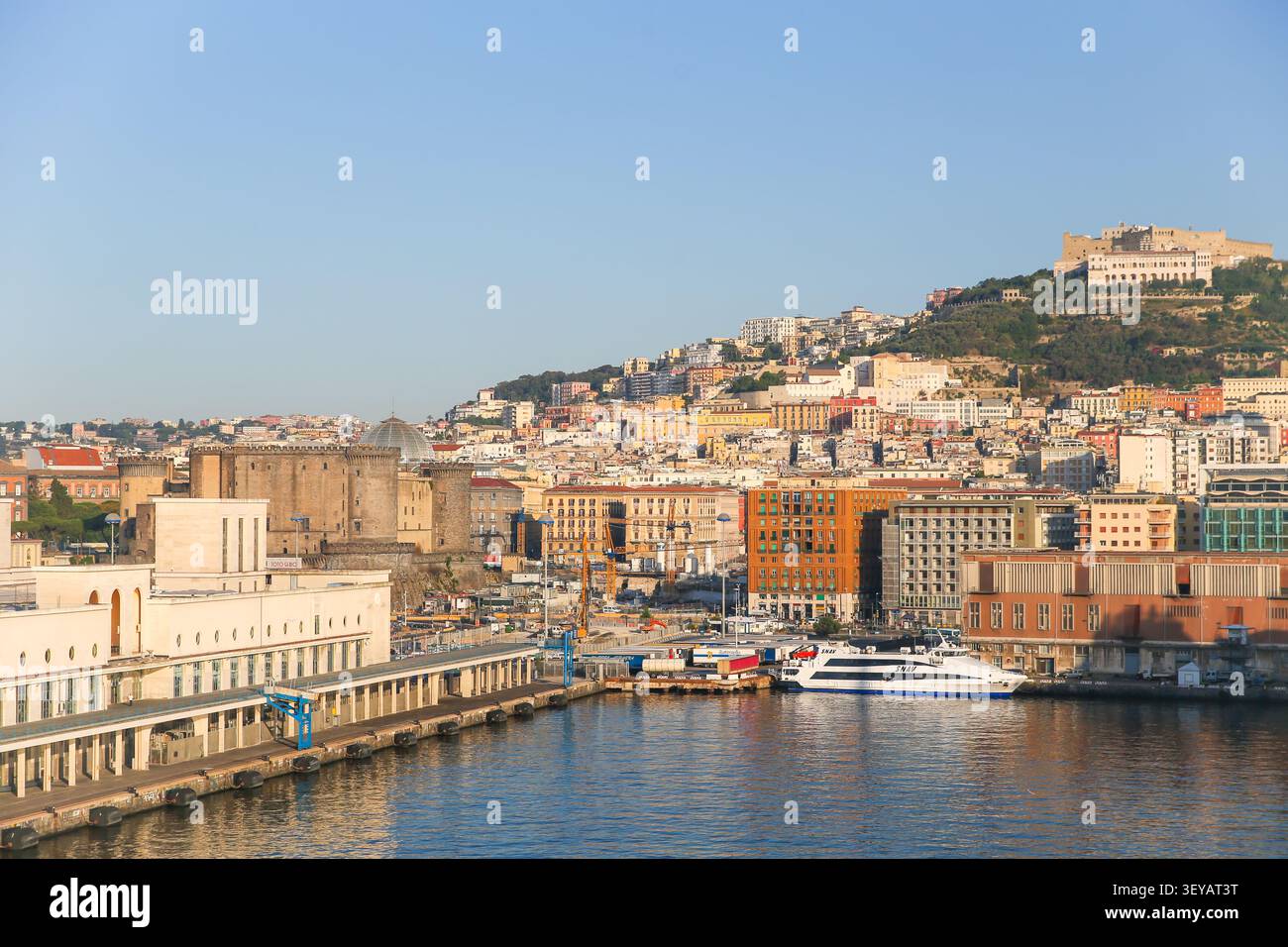 Front de mer de Naples avec Castel Sant’Elmo surplombant la ville depuis la colline de Vomero en Campanie, Italie. Banque D'Images