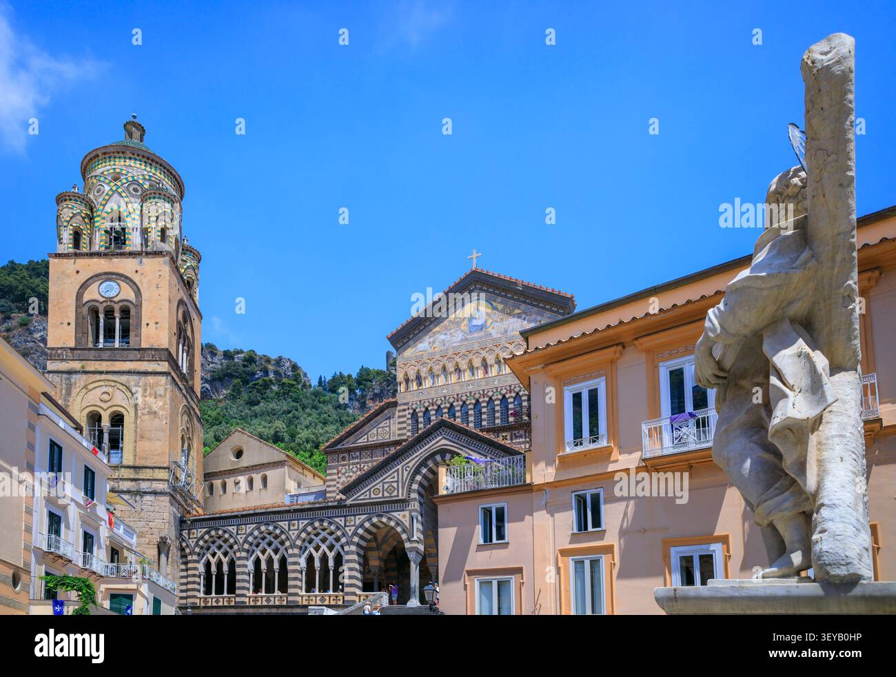 Aperçu de la cathédrale d'Amalfi et de la statue de l'apôtre préparé Andrew de la Piazza del Duomo dans le sud de l'Italie. Banque D'Images