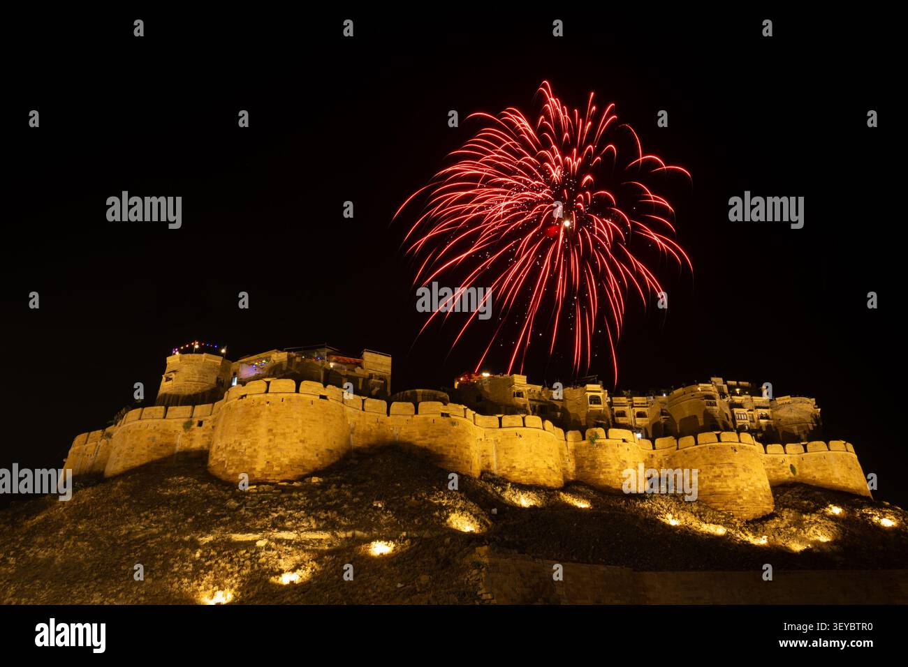 Feux d'artifice au-dessus du fort de Jaisalmer pendant le festival de Diwali à Jaisalmer dans le Rajasthan, en Inde Banque D'Images