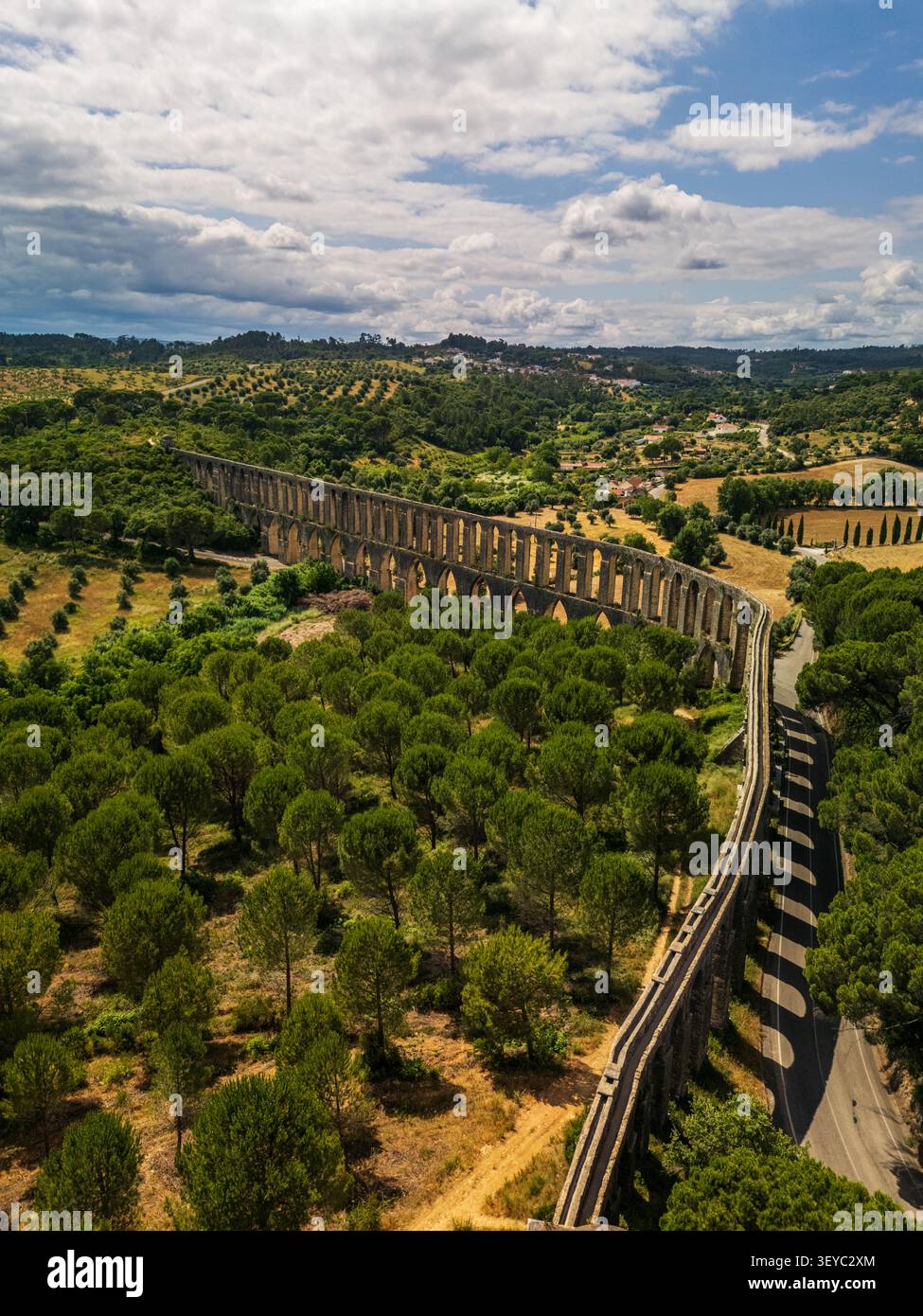Vue aérienne de l'aqueduc historique de Pegos s'étendant à travers un paysage verdoyant luxuriant avec des pins et des collines ondulantes à Tomar, Portugal. Banque D'Images