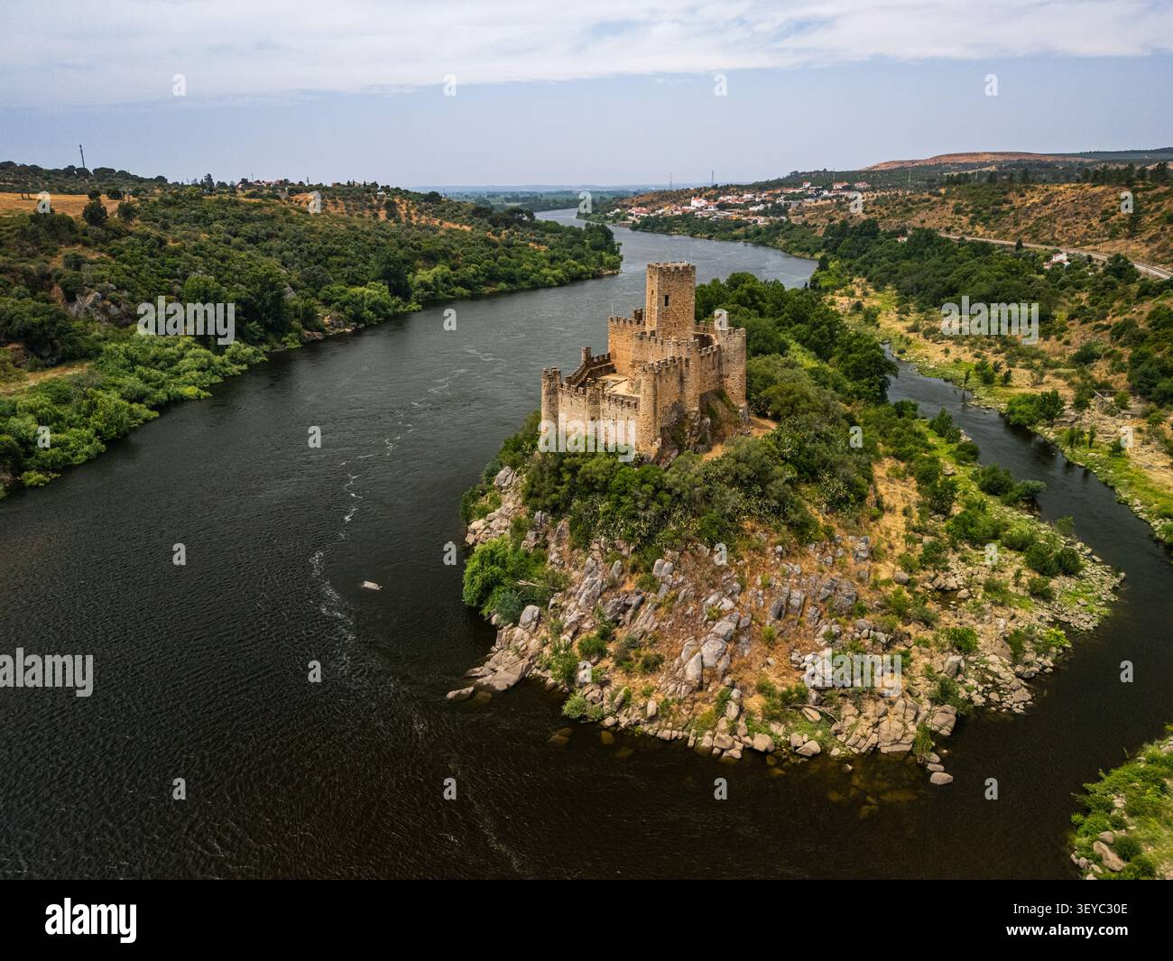 Vue aérienne de Castelo de Almourol situé sur une île rocheuse au milieu du Tage, entouré d'une végétation luxuriante et d'eaux calmes Banque D'Images