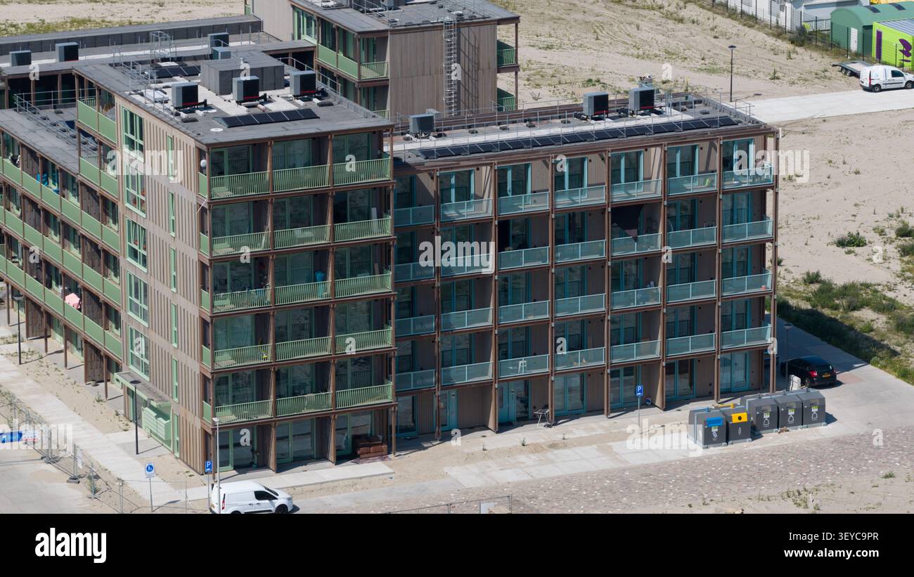 Amsterdam, pays-Bas - 16 juin 2026 : vue aérienne du Strandeiland avec des immeubles d'appartements modernes en bois avec balcons, panneaux solaires sur ro Banque D'Images