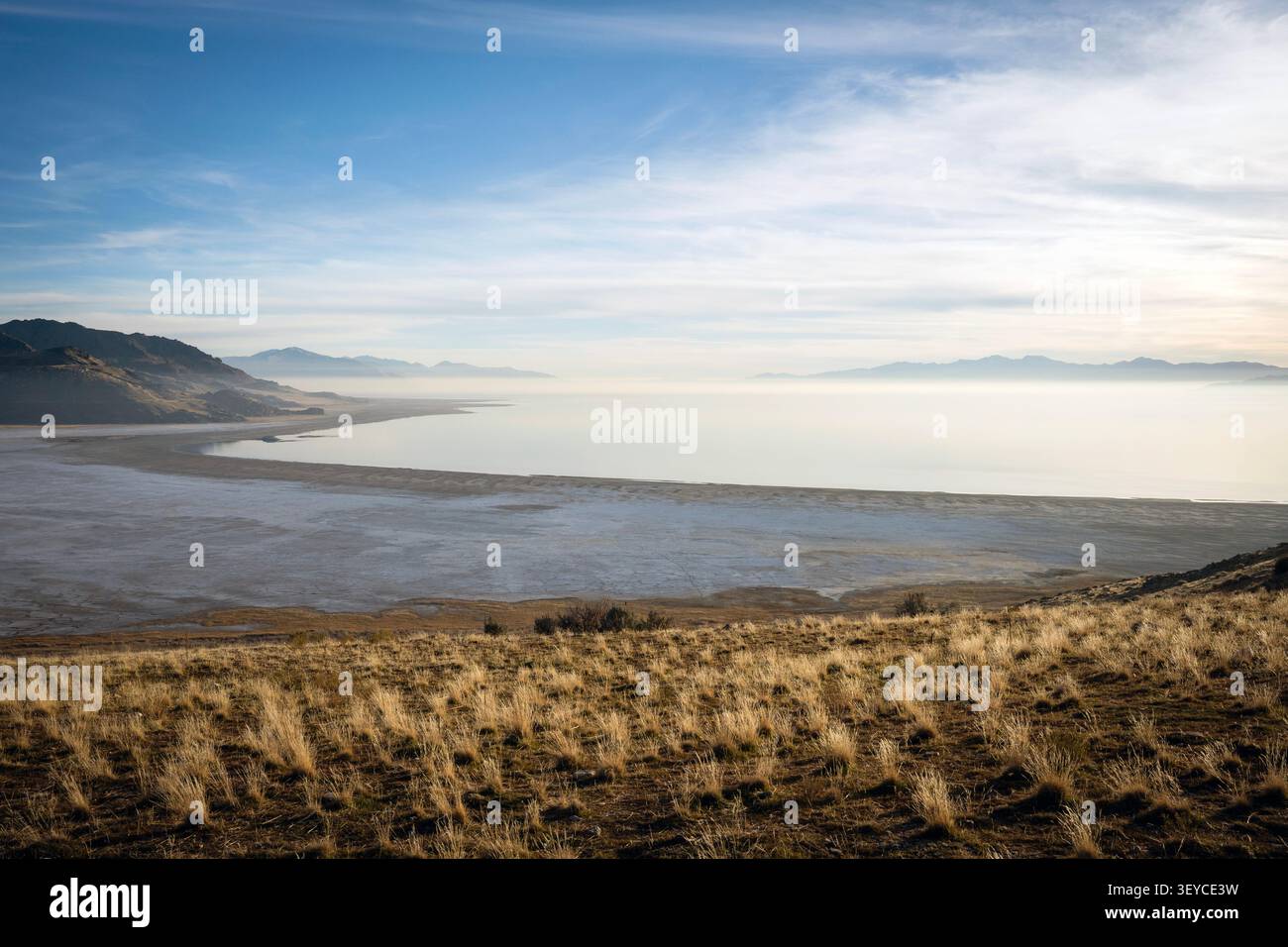 Vue panoramique sur le Grand Lac Salé et les collines désertiques de l'Utah Banque D'Images