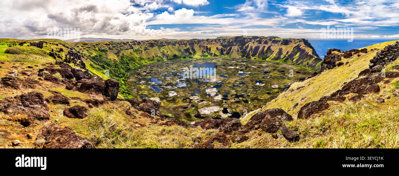 Une belle vue panoramique sur le lac de cratère du volcan Rano Kau sous un ciel bleu sur l'île de Pâques, Chili Banque D'Images