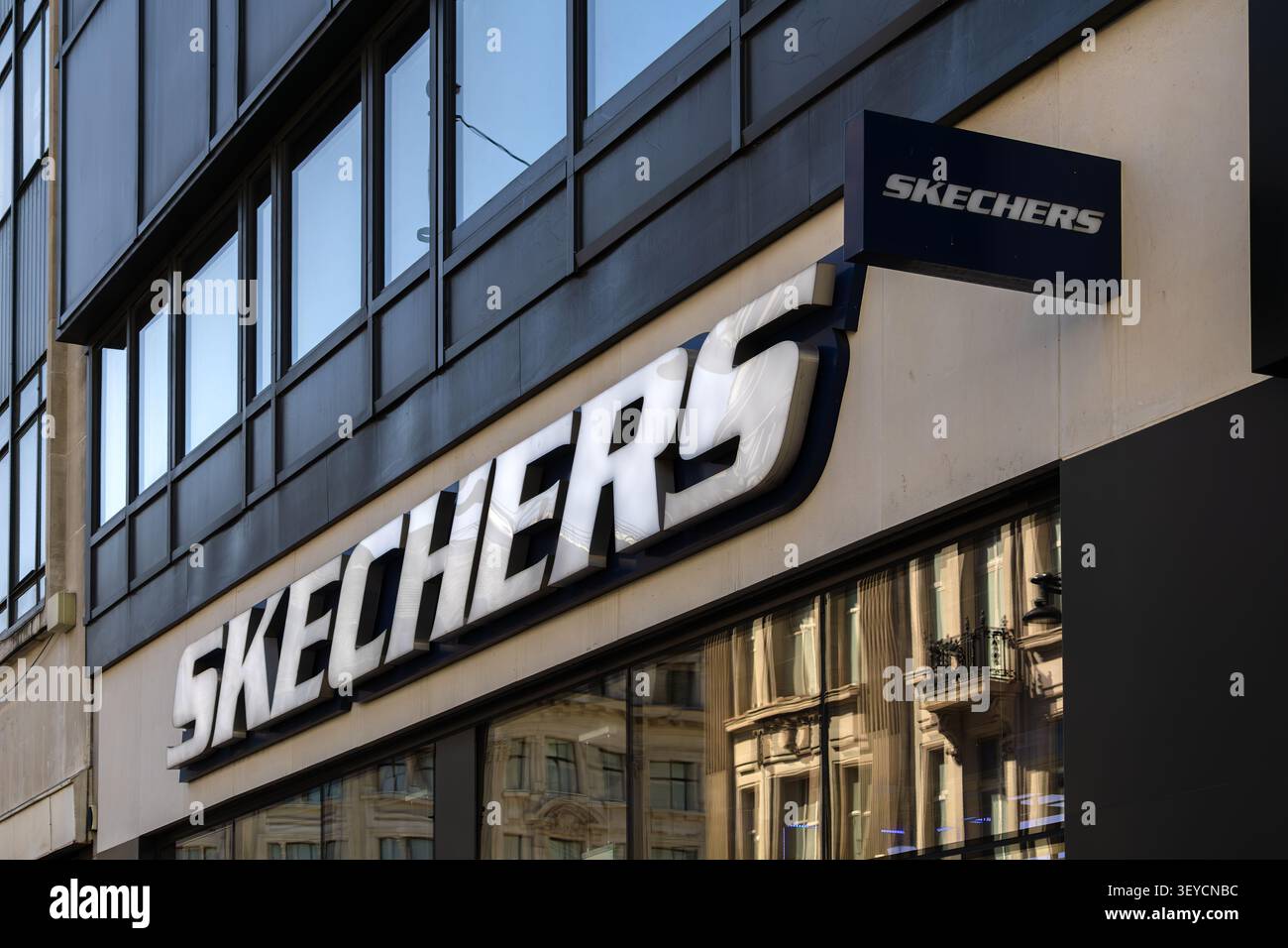 Londres, Royaume-Uni - 26 mai 2026 : Skechers est une grande multinationale américaine de chaussures et de vêtements Banque D'Images