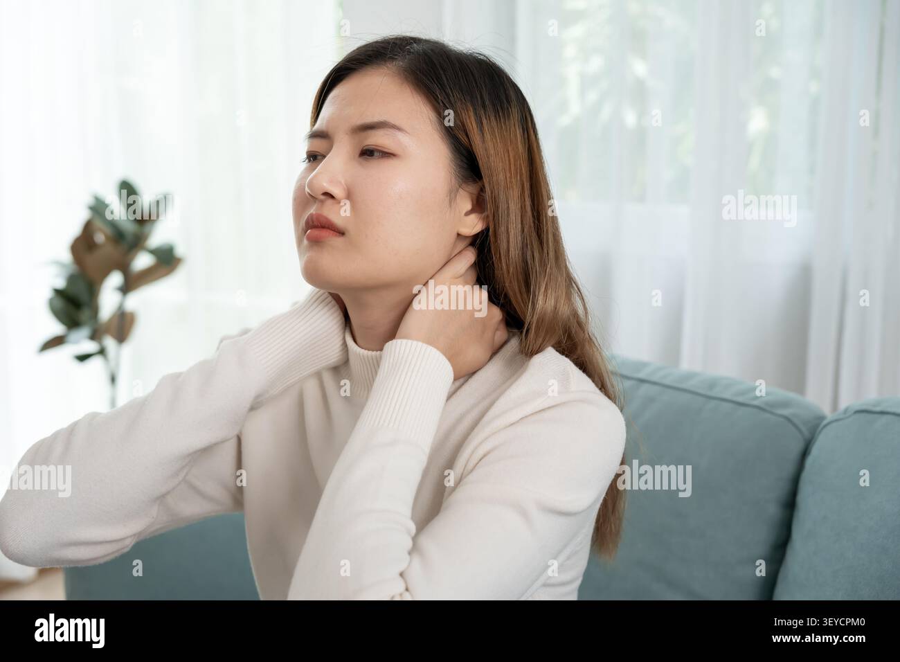 syndromes de bureau, femme massant des douleurs cervicales dues au travail et à l'aide d'un ordinateur, composite numérique d'une colonne vertébrale focalisée de douleurs cervicales et d'épaule symp Banque D'Images