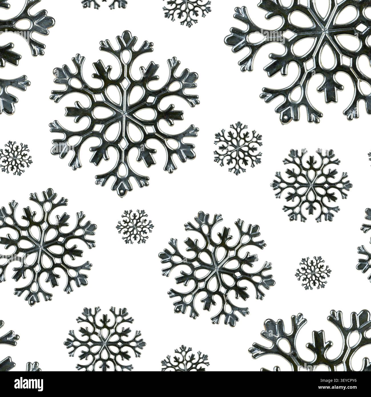 Flocons de neige métalliques argentés motif sans couture isolé sur fond blanc texture festive d'hiver Banque D'Images
