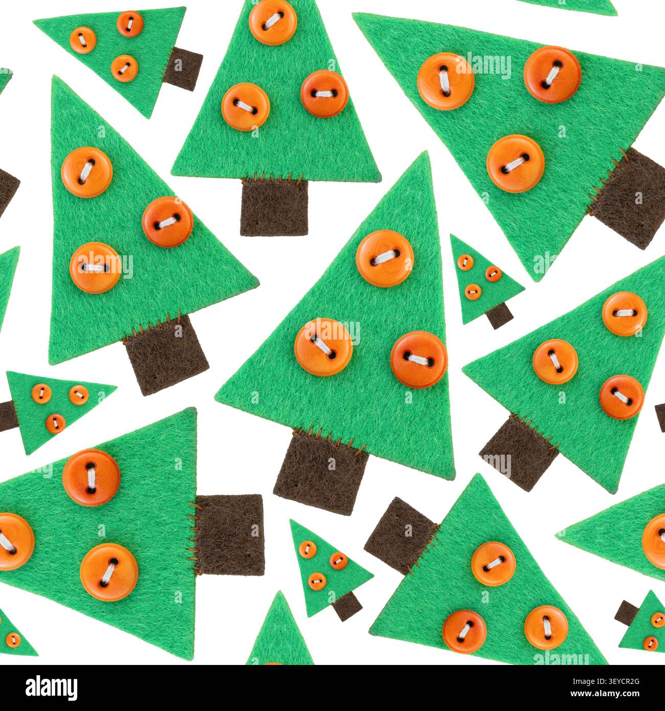 Motif sans couture d'arbre de Noël en feutre fait à la main avec des boutons orange isolés sur la texture de fond blanc Banque D'Images