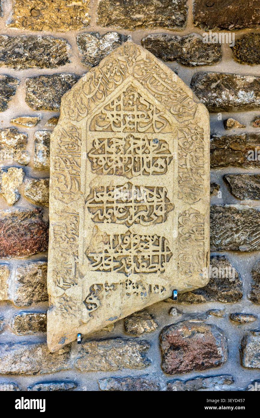 Pierre tombale médiévale de sanduga calcaire avec inscriptions calligraphiques arabes dans le complexe de bains de Haji Bani. Bakou, Azerbaïdjan. Banque D'Images